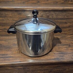 Farberware Classic 4qt Covered Saucepot. See photos does have some scratches as